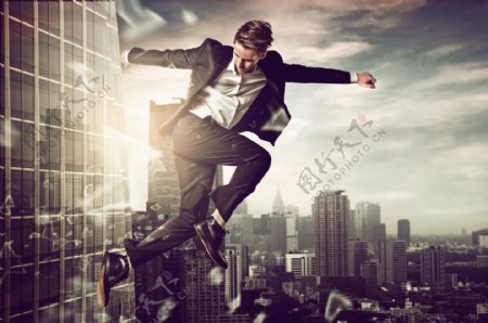 城市空中跳跃的商务男人图片