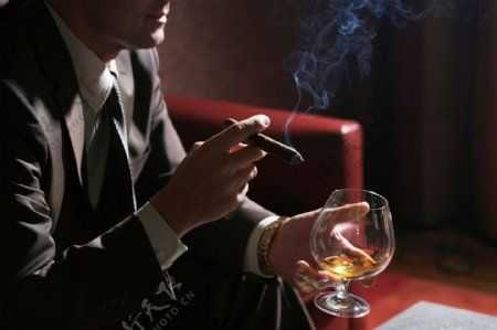 抽雪茄喝红酒的男人图片