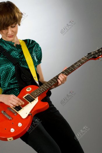 正在弹奏吉它的外国美女图片