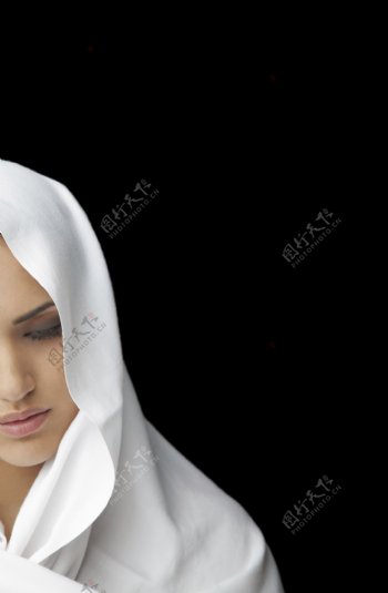 戴头巾的阿拉伯美女图片