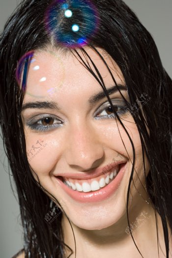湿漉漉头发的笑脸女人图片图片