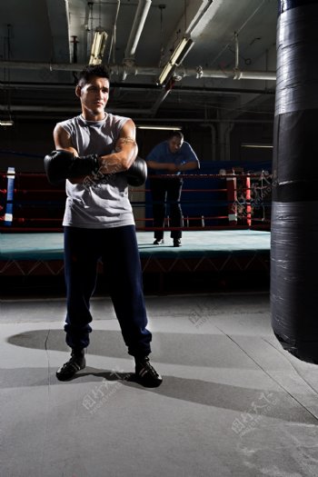 训练打沙袋的男性拳击运动员图片
