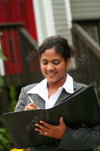 手拿笔记本的商务女性图片