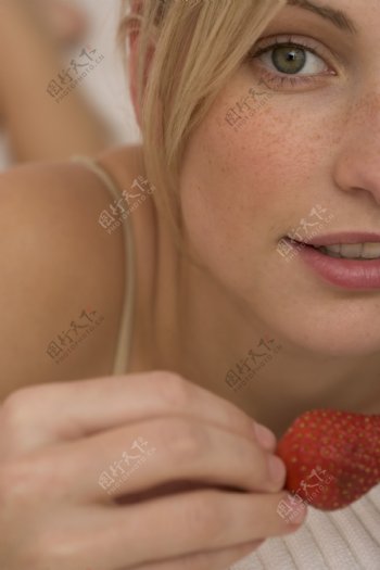 拿着草莓的女人图片