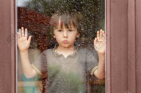 雨天望着窗外小男孩图片