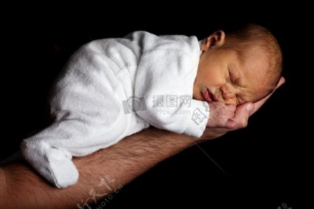 在手臂上趴着睡觉的宝宝
