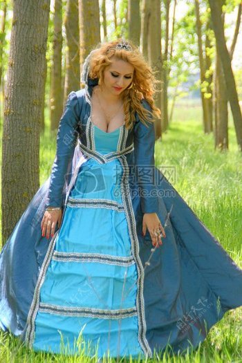 站在草地上的蓝衣女子