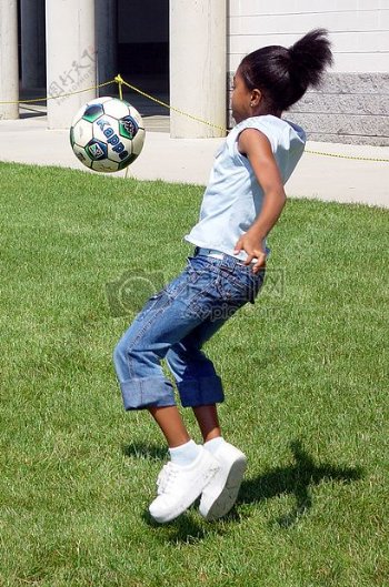踢足球的小女孩