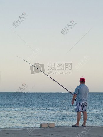 海边钓鱼的男人