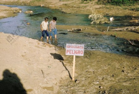 河边散步的儿童