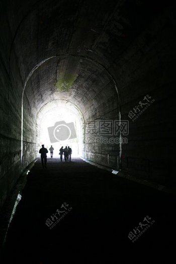 走在隧道里的行人
