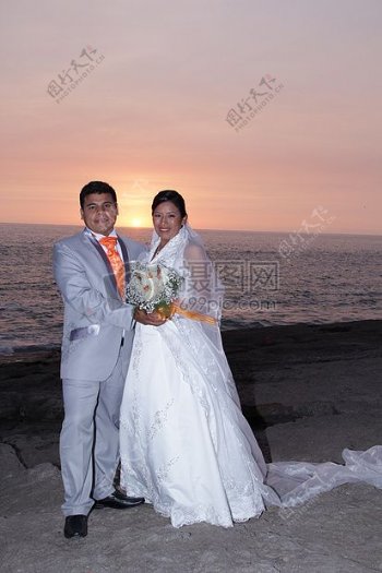 海边拍婚纱照的夫妻