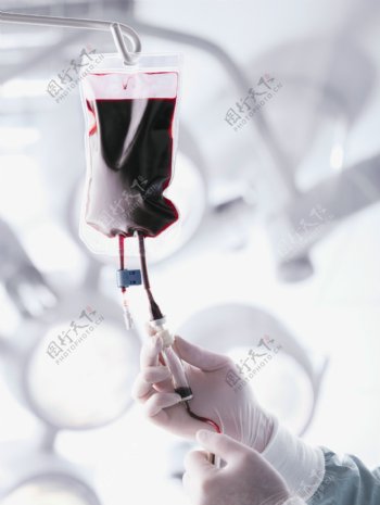 手中的输血袋图片