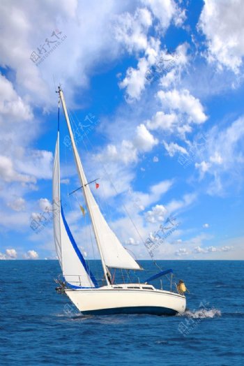 蓝天白云大海帆船图片
