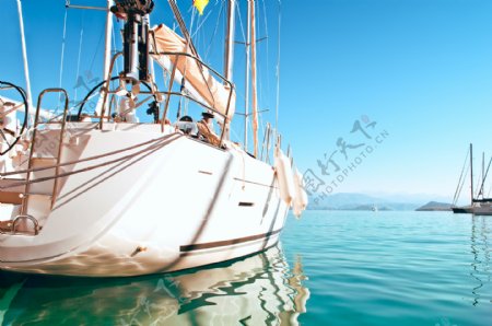 蓝天海面帆船图片