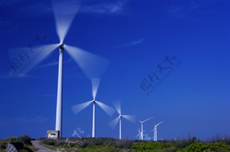 蓝天下的风力发电机图片图片