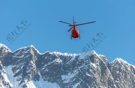 雪山蓝天中的直升飞机图片