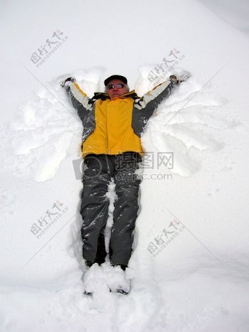 躺在雪地的男子