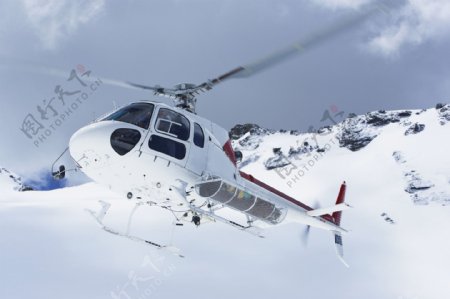 雪山上的直升飞机图片