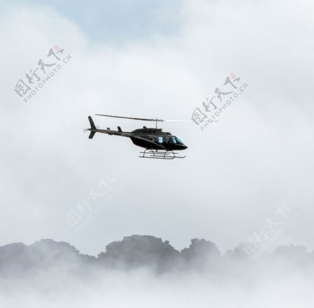 天空飞翔的直升飞机图片