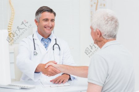 握手的医生与病人图片