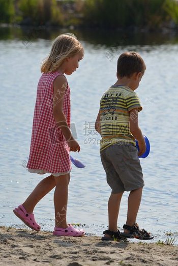 海滩上的儿童