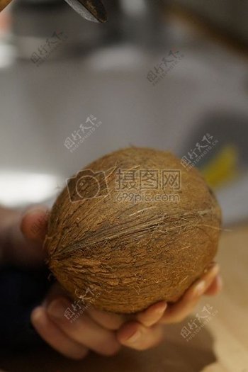 拿在手上的椰子