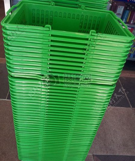 堆栈起的绿色购物篮