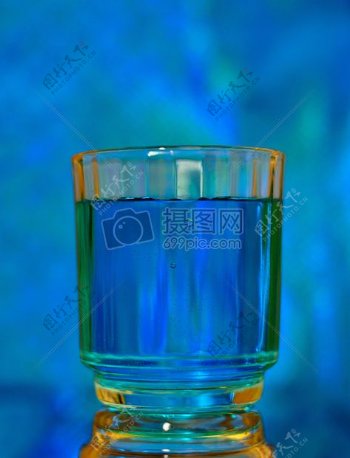 玻璃杯里的蓝色液体