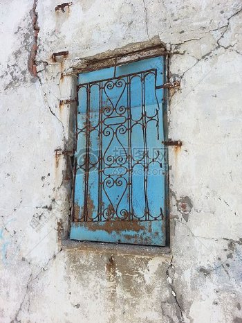 一扇破旧的铁窗