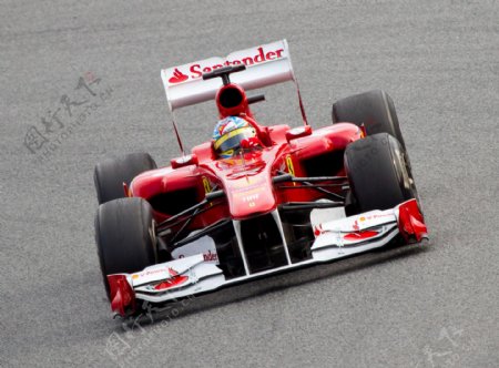 跑道上的红色F1赛车图片