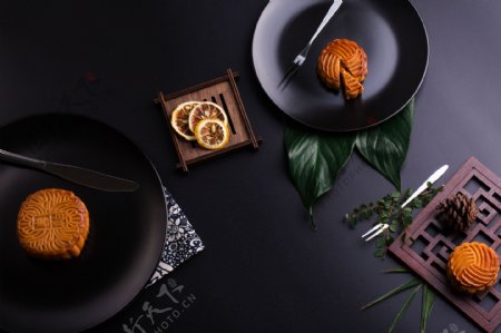 中秋传统美食月饼摆拍黑色背景