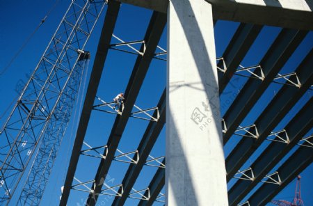 蓝天下的钢结构操作工人图片