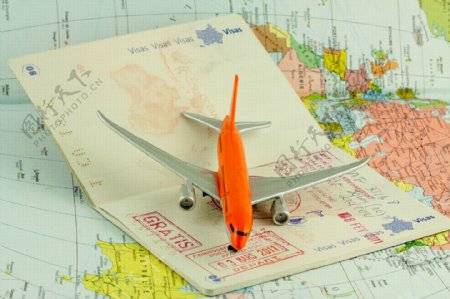 地图上的飞机与护照