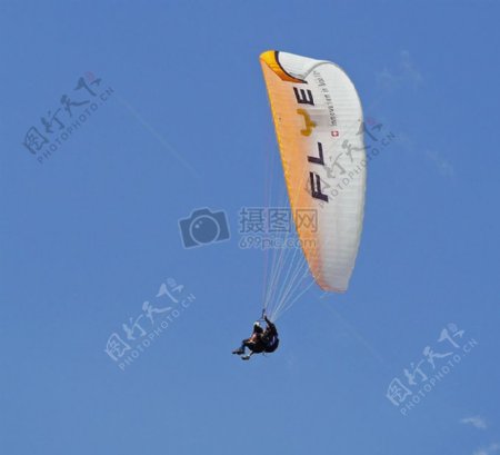天空下的滑翔伞