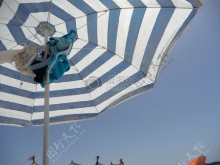 蓝天下的太阳伞
