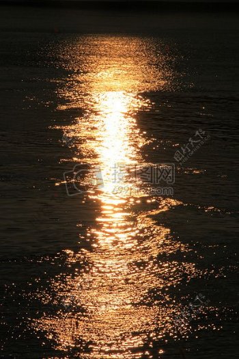 夕阳下的水面