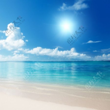 蓝色白云沙滩背景
