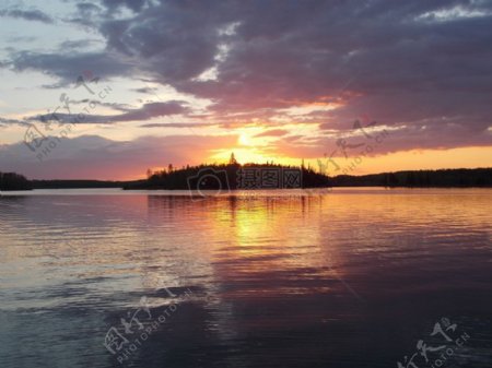夕阳下美丽的湖面