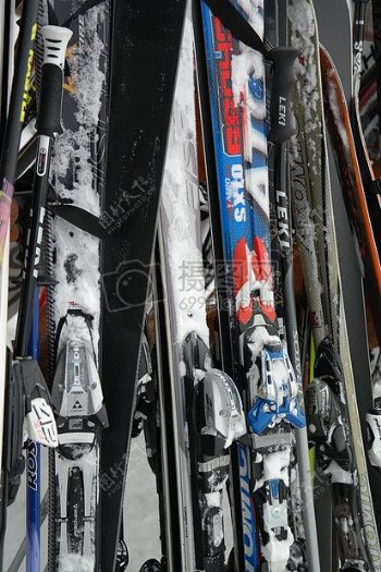 局部特写的滑雪装备