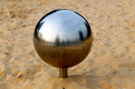 沙漠上的金属球