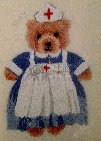 穿着护士服的刺绣小熊
