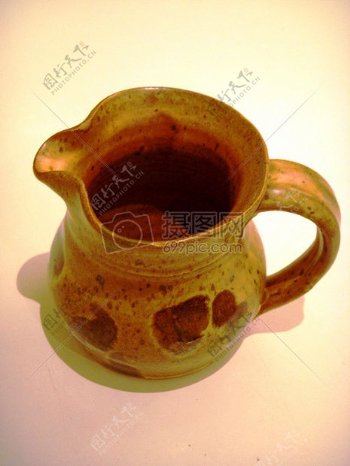 棕黄的陶瓷杯子