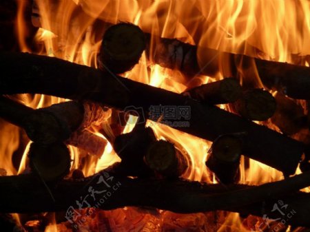 燃烧的木材堆