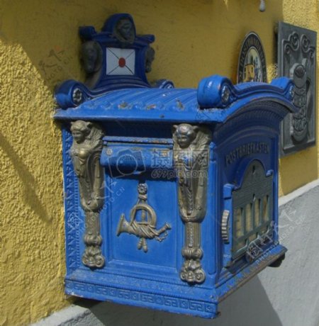 墙上的蓝色信箱
