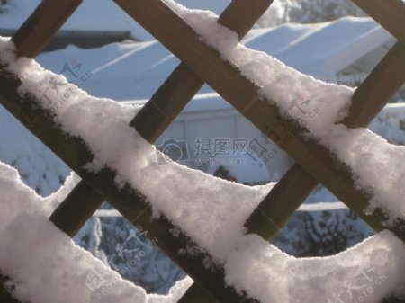 栏杆上的积雪