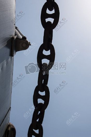 阳光下的锁链