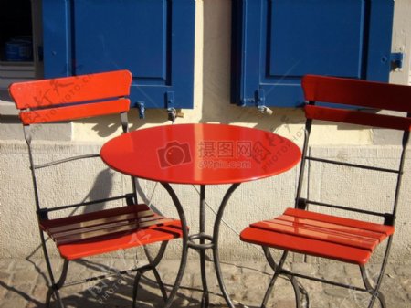 红色的桌子椅子