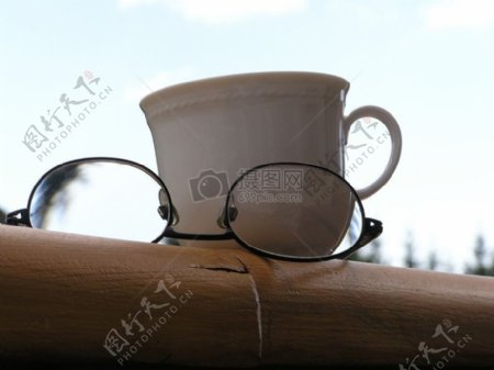 白色茶杯和眼镜