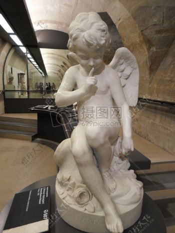 罗浮宫里的天使雕像